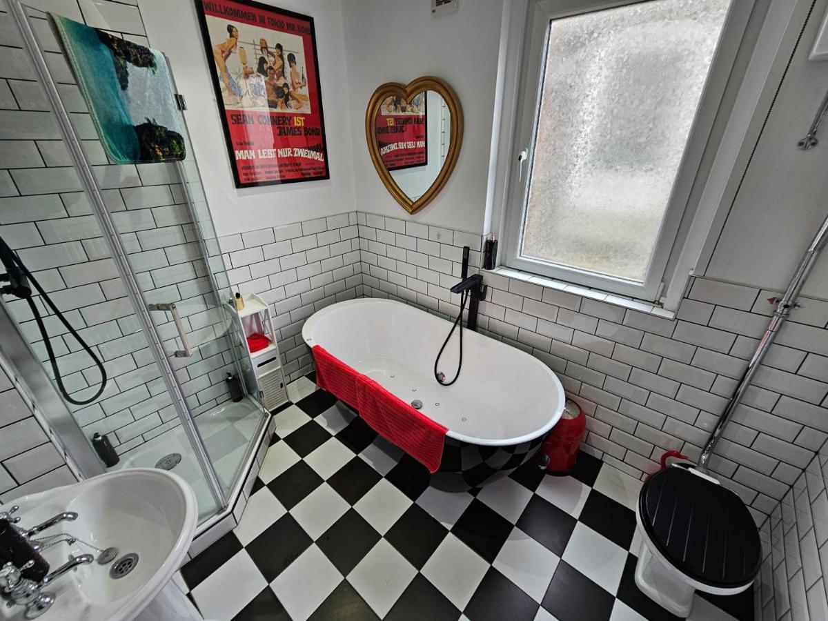 Southsea Royale James Bond 3 Bed Cool Penthouse, Seafront Parking Portsmouth Exterior photo